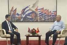 Roberto Morales Ojeda, miembro del Buró Político y secretario de Organización del Comité Central del PCC recibe a Nguyen Hong Linh, secretario del Comité del Partido Comunista de Vietnam en la provincia de Dong Nai (Foto: VNA)