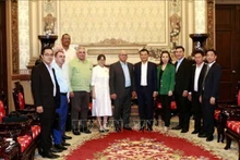 El vicepresidente del Comité Popular de Ciudad Ho Chi Minh Bui Xuan Cuong, y el ministro cubano de Construcción, Rene Antonio Mesa Villafana, y delegados de los dos países. (Foto: VNA)