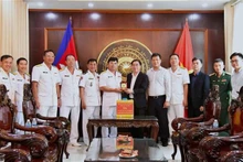 La delegación visita el Consulado General de Vietnam en la provincia camboyana de Preah Sihanouk. (Foto: VNA)