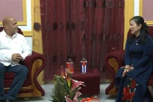 Truong Thi Ngoc Anh, vicepresidenta del Comité Central del FPV se reúne con el coordinador nacional de los CDR, Gerardo Hernández Nordelo. (Foto: VNA)