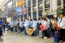 Trabajadores vietnamitas se preparan para viajar al extranjero. (Foto: VNA)