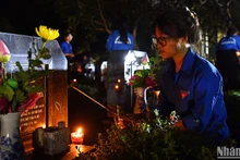 Jóvenes hanoyenses encienden velas en tributo a los mártires