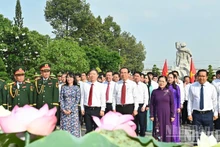 El secretario del Comité del Partido Comunista en Ciudad Ho Chi Minh, Nguyen Van Nen y otros dirigentes de la urbe ofrecen flores e incienso en memoria de los mártires de guerra y las Madres Heroicas Vietnamitas.