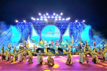 Programa artístico para celebrar el Festival del Camarón Ca Mau. (Foto: tienphong.vn)