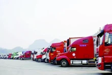 Contenedores que transportan productos agrícolas vietnamitas a China en la puerta fronteriza de Tan Thanh y Huu Nghi (Lang Son). (Foto: sggp.org.vn)