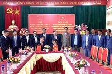La delegación del Comité partidista y del Gobierno del pueblo Qushui, distrito de Jiangcheng, provincia china de Yunnan, y la delegación del Comité partidista y el Comité Popular de las comunas de Sen Thuong y Sin Thau, del distrito de Muong Nhe de la provincia norteña de Dien Bien, firmaron un memorando de entendimiento. (Foto: VNA)
