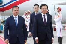 El primer ministro de Camboya, Samdech Hun Manet, fue recibido por el ministro Tran Van Son, jefe de la Oficina gubernamental. (Foto: VNA)