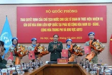 El coronel general Phung Si Tan entrega las decisiones a los oficiales (Foto: VNA) 