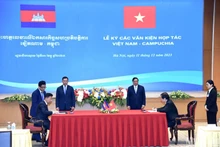 [Foto] Premieres de Vietnam y Camboya presencian firma de documentos de cooperación bilateral