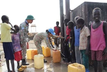 Oficiales del Cuerpo de Ingenieros del Ejército de Vietnam guían a los residentes para conseguir agua potable.