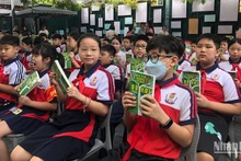 Alumnos de la escuela primaria Dien Bien, en Hanói, participan en un programa de intercambio en la feria del libro 2023. 