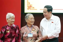 El presidente de la Asamblea Nacional de Vietnam, Tran Thanh Man, entrega obsequios a contribuyentes a la revolución. (Foto: VNA)