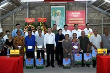 El presidente de la Asamblea Nacional de Vietnam, Tran Thanh Man, junto con las familias beneficiarias de políticas sociales y personas con servicios meritorios en la provincia sureña de Hau Giang. (Foto: qdnd.vn)