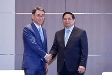 El primer ministro de Vietnam, Pham Minh Chinh, recibe a Yeonin Jung, vicepresidente y director de operaciones de Doosan Enerbility (Foto: Nhan Dan)