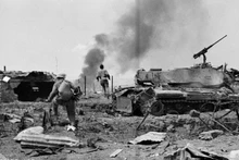 Vehículos militares del enemigo en la subregión fortificada de Duc Lap caen en manos del ejército de liberación (Foto: VNA)
