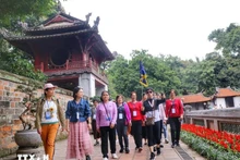 Turistas chinas visitan la Reliquia Nacional Especial del Templo de la Literatura (Van Mieu-Quoc Tu Giam) de Hanói. (Foto: VNA)