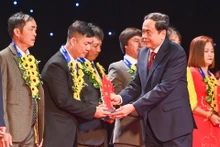 El presidente de la Asamblea Nacional vietnamita, Tran Thanh Man, entrega insignias de reconocimiento a los trabajadores ejemplares. (Foto: Nhan Dan)