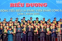 [Foto] Líder legislativo vietnamita asiste a programa "Brillantes ejemplos de trabajadores pioneros"