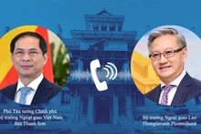 El viceprimer ministro y canciller vietnamita, Bui Thanh Son, sostuvo una reunión virtual con el ministro de Asuntos Exteriores de Laos, Thongsavanh Phomvihane (Foto: VNA)