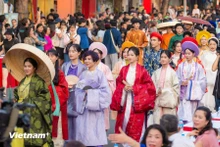 Cientos de personas vestidas con trajes antiguos de Vietnam desfilaron por calles de Hanói