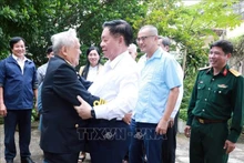 El miembro del Buró Político del Partido Comunista de Vietnam (PCV), Nguyen Trong Nghia, saludó a los testigos históricos de los “barcos sin número” en provincia de Phu Yen (Foto: VNA)