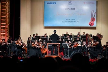El conductor Honna Tetsuji y los artistas de la Orquesta Sinfónica de Vietnam presentan una obra de Georges Bizet. (Foto: Thanh Dat)