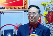 Chau Van Chi saluda a la comunidad vietnamita en Camboya por el Tet. (Foto: Son Xinh)