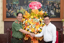 El presidente editor del periódico Nhan Dan, Le Quoc Minh, recibe al teniente general Tran Hai Quan, comandante del Alto Mando de la Guardia.