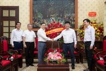 [Foto] Entidades visitan y felicitan al periódico Nhan Dan por Día de Prensa Revolucionaria