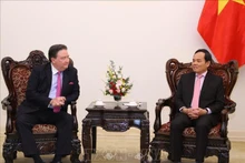 El viceprimer ministro vietnamita Tran Luu Quang y el embajador de Estados Unidos en el país, Marc Evans Knapper. (Foto:VNA)