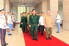 El coronel general Vo Minh Luong, viceministro de Defensa de Vietnam (I) y el general de Cuerpo de Ejército Álvaro López Miera, ministro cubano de las Fuerzas Armadas Revolucionarias (Foto: qdnd.vn)