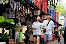 Turistas surcoreanos en la calle de libros en Ciudad Ho Chi Minh. (Foto: VNA)