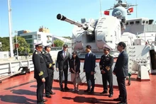 El cónsul general de Vietnam en Hong Kong, Pham Binh Dam (tercero, desde la derecha), se reúne con oficiales y marineros a bordo de la fragata 016-Quang Trung. (Foto: VNA)