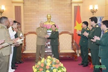 El coronel general Trinh Van Quyet recibe al general de Brigada Marcelo Pérez Pérez (Foto: qdnd.vn)