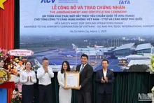 El representante de la IATA entrega el certificado Isago a los directivos de la ACV.
