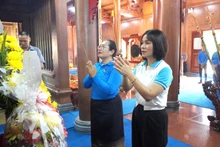 Representantes ofrecieron inciensos en el Templo dedicado al presidente Ho Chi Minh y heroicos mártires en la provincia de Quang Binh. (Foto:VNA)