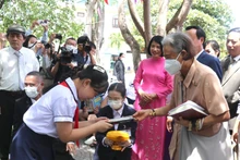 La princesa tailandesa Maha Chakri Sirindhorn otorga regalos a estudiantes de la escuela primaria Nguyen Tat Thanh (Foto: VNA)