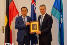 El embajador de Vietnam en Australia, Pham Hung Tam (izquierda), y Matt Thistlethwaite, miembro de la Cámara de Representantes y ministro adjunto de Inmigración del país oceánico. (Foto: VNA)