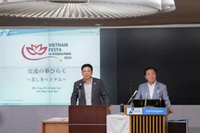 El embajador vietnamita en Japón, Pham Quang Hieu (IZQUIERDA), habla en la rueda de prensa. (Foto:VNA)