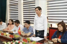 El subdirector de la estación de televisión y radio de Vinh Phuc, Nguyen Manh Tuan, habla en el encuentro. (Foto: VNA)