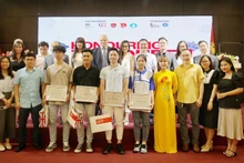 Los concursantes reciben premios en un concurso de oratoria para celebrar el 70 aniversario del ascenso al trono de la reina Isabel II (Foto: hanoimoi.com.vn).