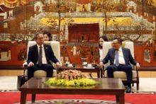 El presidente del Comité Popular de Hanói, Tran Sy Thanh (derecha), y el embajador de Japón en Vietnam, Takio Yamada (Fotografía: kinhtedothi.vn)