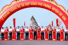 El primer ministro Pham Minh Chinh y los delegados en la ceremonia de inauguración de la presa de Phu Phong en la provincia de Binh Dinh (Foto: VGP)