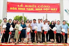 La provincia de Binh Duong ayuda a los hogares pobres del dítrito de Dam Doi en la provincia de Ca Mau a eliminar las viviendas precarias. (Foto: VNA)