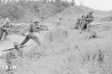 La Compañía 3, Batallón 7 del Ejército de Liberación de Tri-Thien practica el ataque al enemigo en fortificaciones. (Foto: VNA)