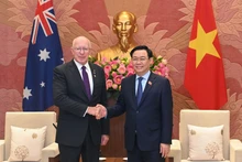 El presidente de la Asamblea Nacional de Vietnam, Vuong Dinh Hue, se reunió hoy en Hanói con el gobernador general de Australia, David Hurley (Foto: Nhan Dan)