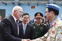 El presidente vietnamita, Vo Van Thuong, y el gobernador general de Australia, David Hurley, se reunieron con las fuerzas vietnamitas en las operaciones de mantenimiento de la paz de la ONU (Foto: Nhan Dan)