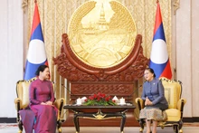 Ha Thi Nga, presidenta de la Unión de Mujeres de Vietnam (izquierda) y la vicepresidenta de Laos, Pany Yathotou (Foto: VNA)