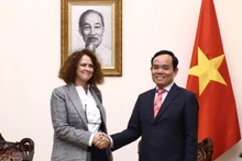 El viceprimer ministro de Vietnam Tran Luu Quang recibe a la directora nacional del Banco Mundial, Carolyn Turk. (Foto: VNA)