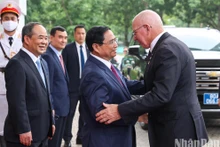 El primer ministro vietnamita, Pham Minh Chinh, da la bienvenida al gobernador general de Australia, David Hurley.
